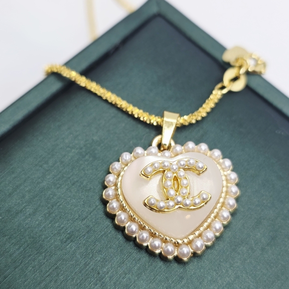 CHANEL Heart Pearl Pendant Necklace Gold/Cream on 20" Rope Chain - Picture 2 of 4